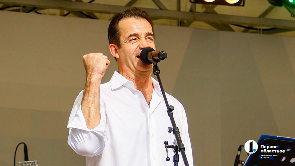 Дмитрий Певцов в Челябинске исполнил песни военных лет