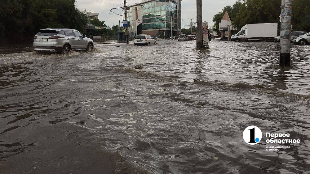 В Челябинске ливень затопил улицы, дома и автомобили
