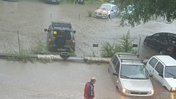 В Челябинске ливень затопил улицы, дома и автомобили