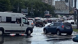 В Челябинске ливень затопил улицы, дома и автомобили