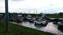 В Челябинске ливень затопил улицы, дома и автомобили