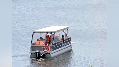 В Троицке начали катать туристов на речном трамвайчике 