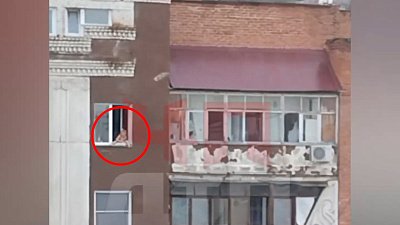Малыша на карнизе 10-о этажа сняли на видео в Златоусте