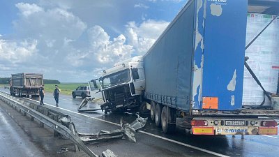 Под Челябинском замедлилось движение из-за аварии с большегрузом