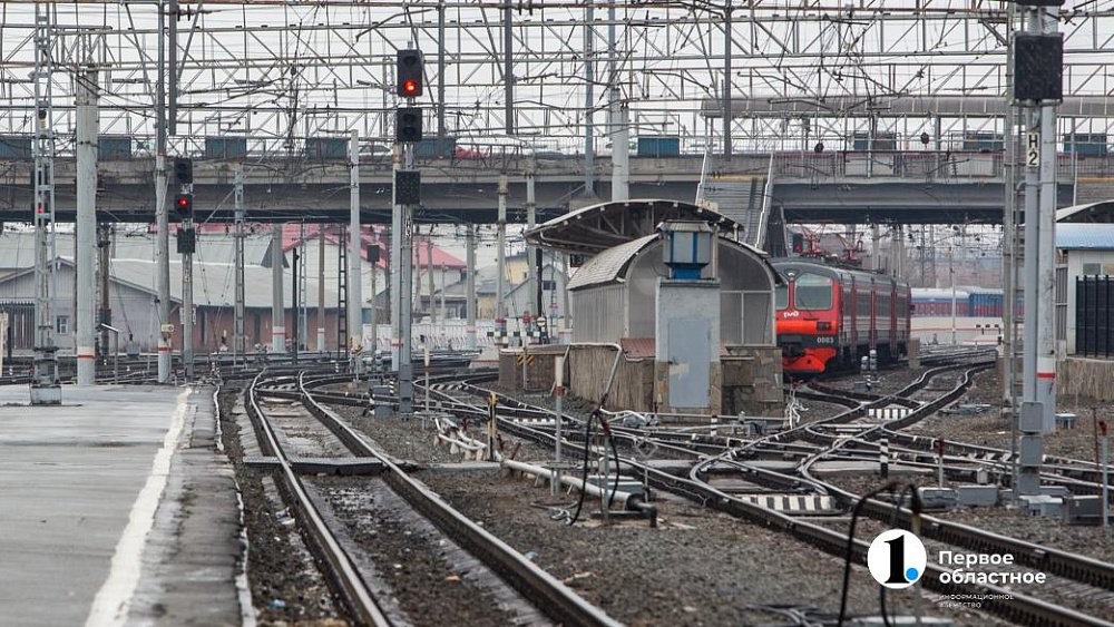 Под Челябинском грузовой поезд врезался в легковушку