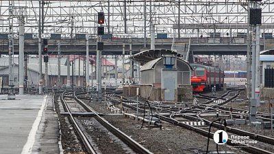 Под Челябинском грузовой поезд врезался в легковушку