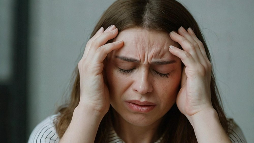 Когда при головной боли нужно звонить в скорую