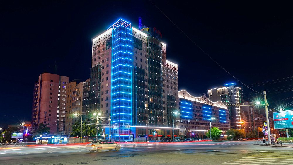 В Челябинске декоративная подсветка появилась на многоквартирных домах трех районов