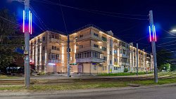 В Челябинске декоративная подсветка появилась на многоквартирных домах трех районов