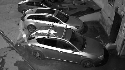 В Магнитогорске неизвестный облил краской припаркованный автомобиль