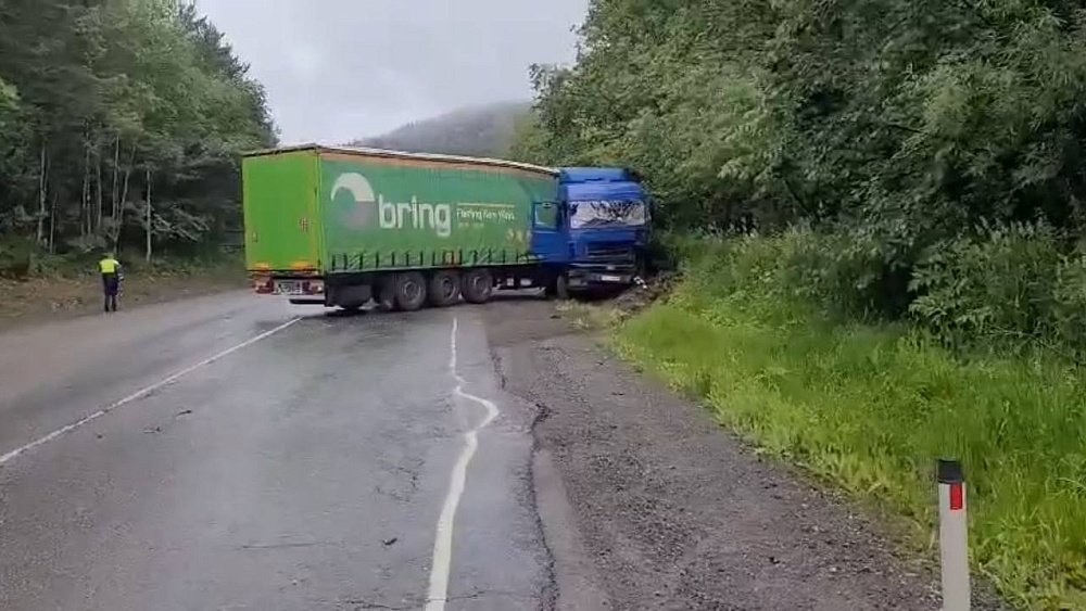 На трассе М‑5 в Челябинской области столкнулись три фуры