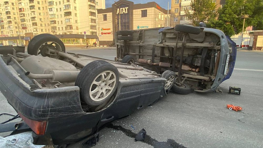 В Челябинске легковушка и «Газель» опрокинулись после столкновения