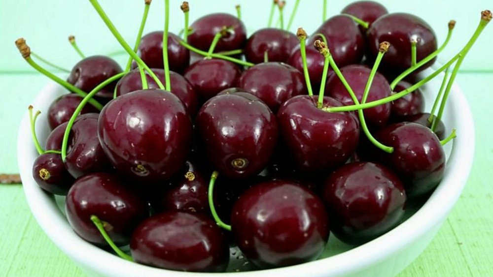 Для нормализации сна можно использовать черешню