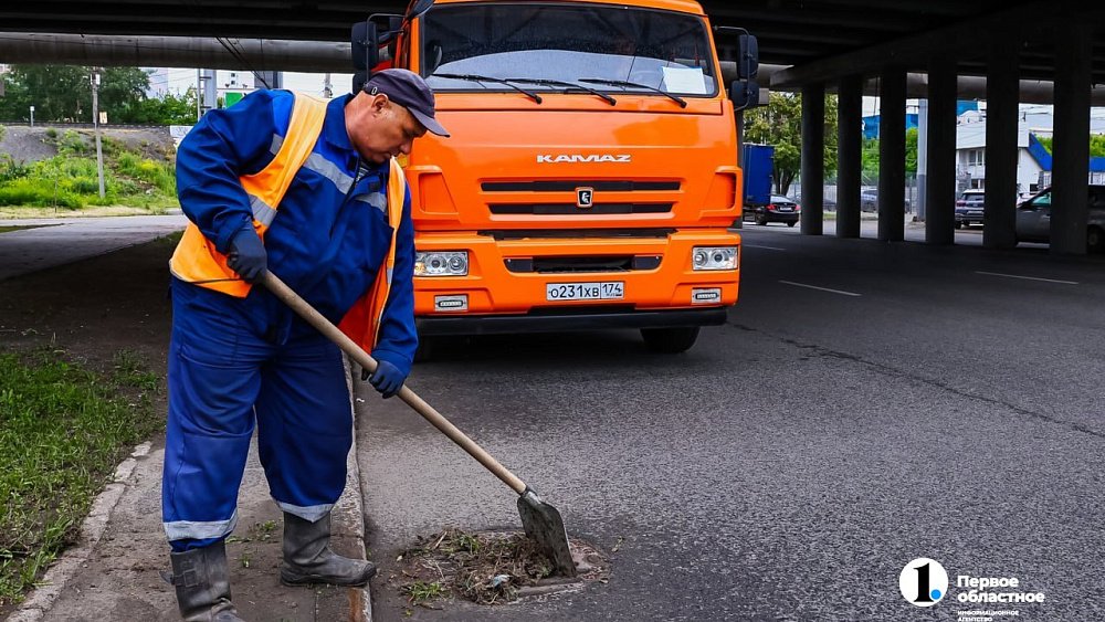 В Челябинске рабочие убрали мусор с ливневок
