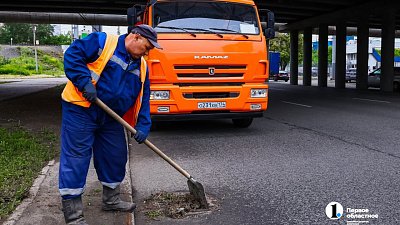 В Челябинске рабочие убрали мусор с ливневок