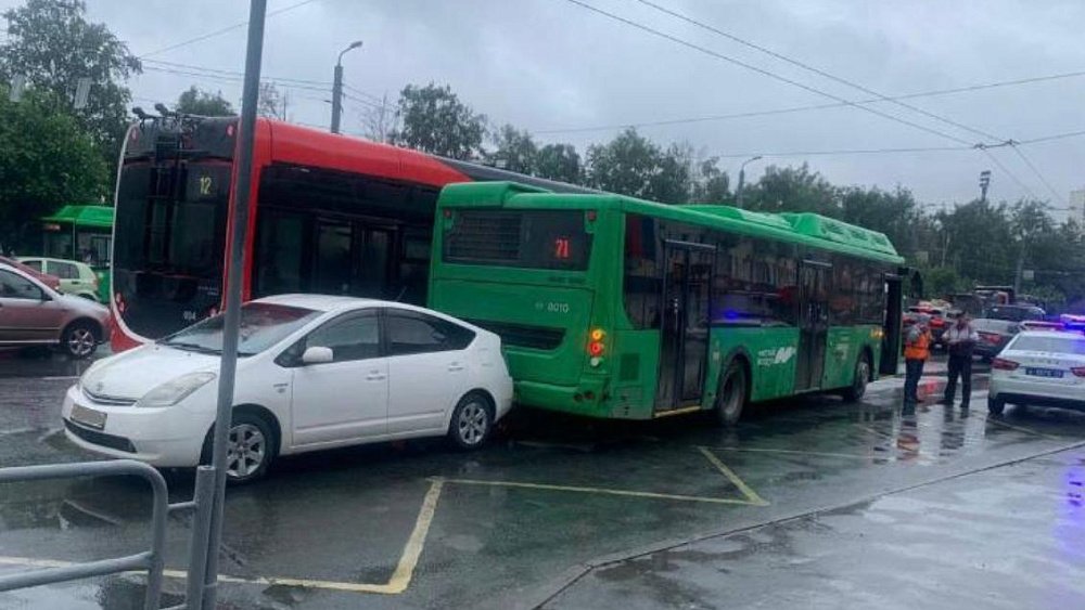 Пассажирский автобус стал участником тройной аварии в Челябинске