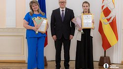 Школьники Челябинской области, сдавшие ЕГЭ на 200 баллов, получили награды из рук губернатора