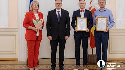 Школьники Челябинской области, сдавшие ЕГЭ на 200 баллов, получили награды из рук губернатора