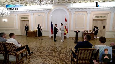 Губернатор Алексей Текслер наградил лучших выпускников школ