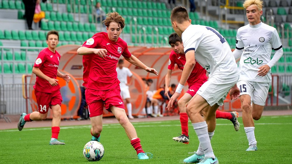 Челябинская футбольная команда поднялась на второе место в первенстве ЮФЛ