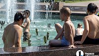 Жара +32 и купание в фонтанах: челябинцы спасаются от летнего зноя