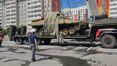 Началась подготовка к погрузке трофейной техники НАТО для доставки в Челябинск