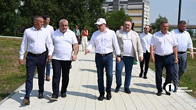 Алексей Текслер прогулялся по новой набережной реки Уй