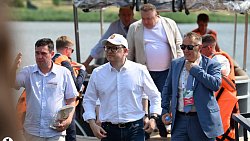 Алексей Текслер прогулялся по новой набережной реки Уй