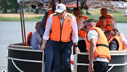 Алексей Текслер прогулялся по новой набережной реки Уй