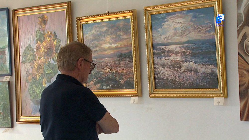 В Миассе открылась летняя выставка картин