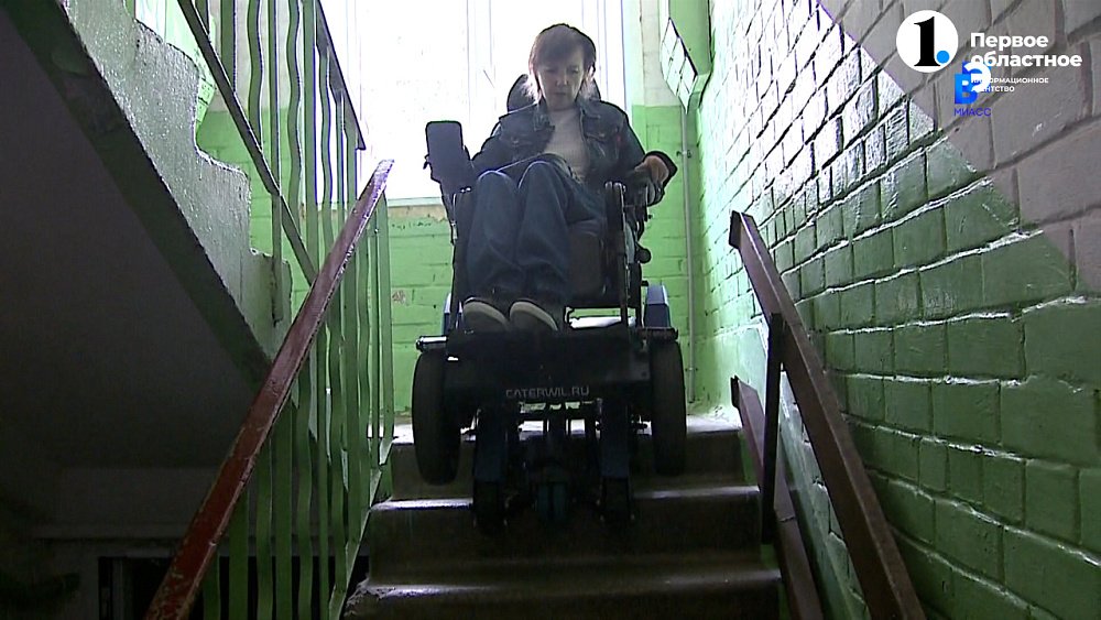 Жительнице Миасса помогают отдать долги за коляску-вездеход