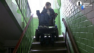 Жительнице Миасса помогают отдать долги за коляску-вездеход