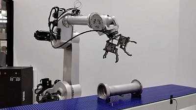 Челябинская область представила первую серийную модель робота-манипулятора на «Иннопроме-2024» 