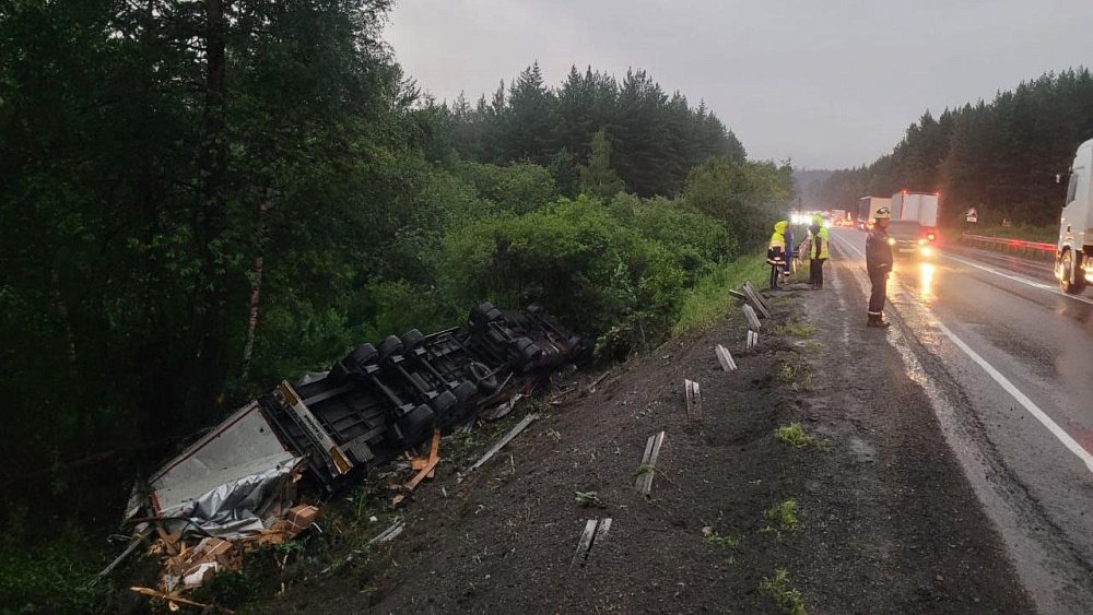Водитель КамАЗа погиб в ДТП на трассе в Челябинской области