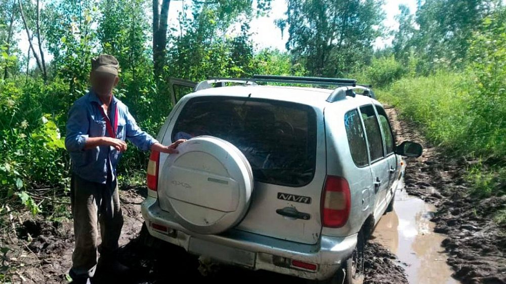 Мужчина с 14‑летним внуком застряли в машине в лесу Челябинской области