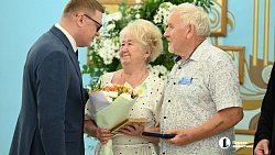 Алексей Текслер вручил медали «За любовь и верность» семейным парам из Челябинской области