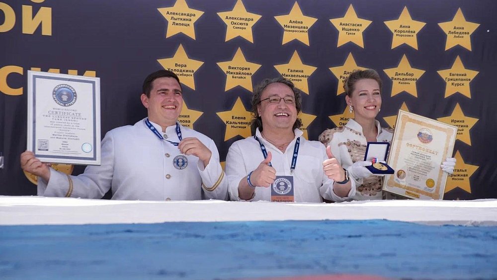 Кондитер из Челябинска установила мировой рекорд, сделав съедобный флаг