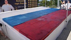 Кондитер из Челябинска установила мировой рекорд, сделав съедобный флаг