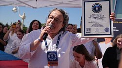 Кондитер из Челябинска установила мировой рекорд, сделав съедобный флаг