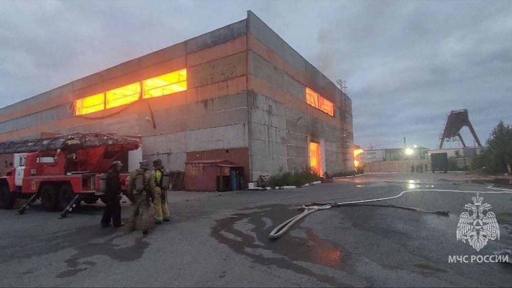 Цех по производству гофрокартона загорелся в Челябинске