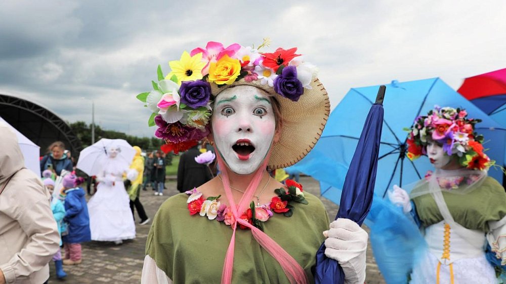 Жители Магнитогорска погрузились в атмосферу уличного театра
