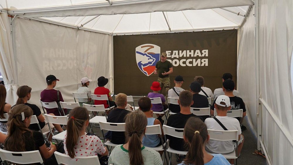 Уроки мужества для школьников проходят в рамках выставки трофейной техники НАТО