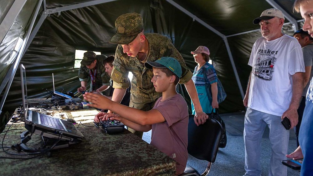 Более 10 тысяч мастер-классов по управлению FPV‑дроном провели в рамках выставки трофейной техники НАТО