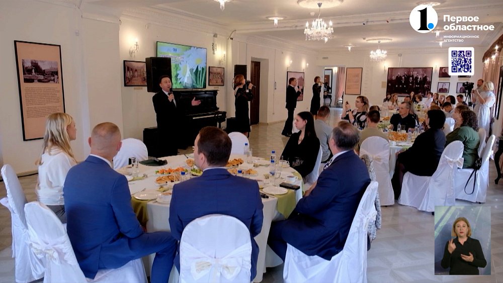 Семьи-герои из газет получили награды от Законодательного собрания области