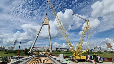 В Челябинске установили несущие элементы вантового моста через реку Миасс