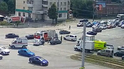 В Челябинске авто провалилось в яму на пересечении проспектов Победы и Свердловского