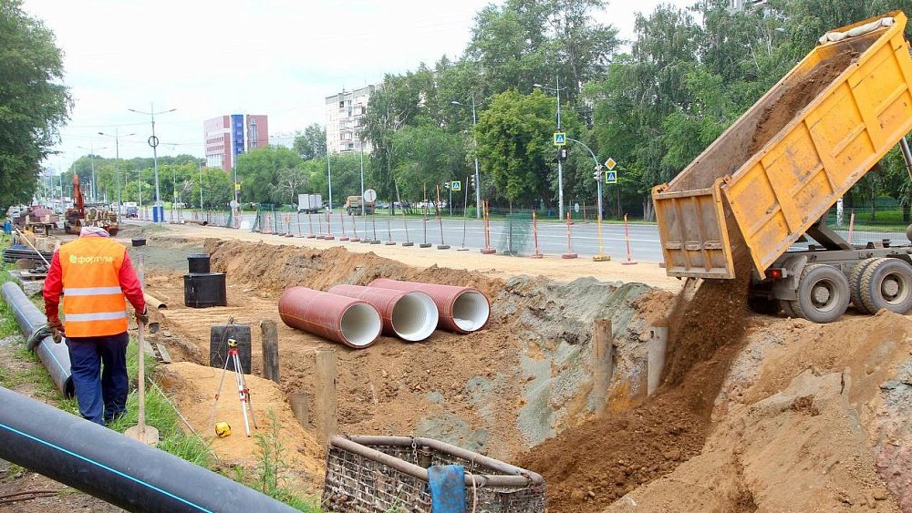 Провал на улице Первой Пятилетки в Челябинске заделают к августу