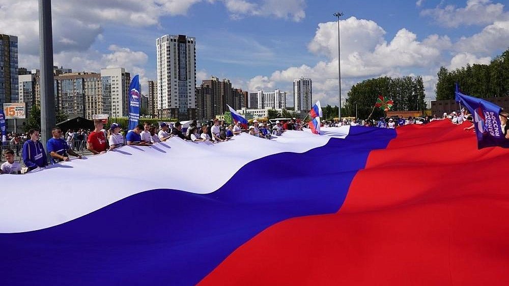 30‑метровый российский флаг растянули на улице Челябинска