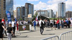 30‑метровый российский флаг растянули на улице Челябинска