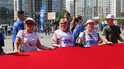 30‑метровый российский флаг растянули на улице Челябинска